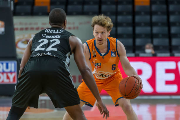 他鼓励伊萨 他鼓励伊萨